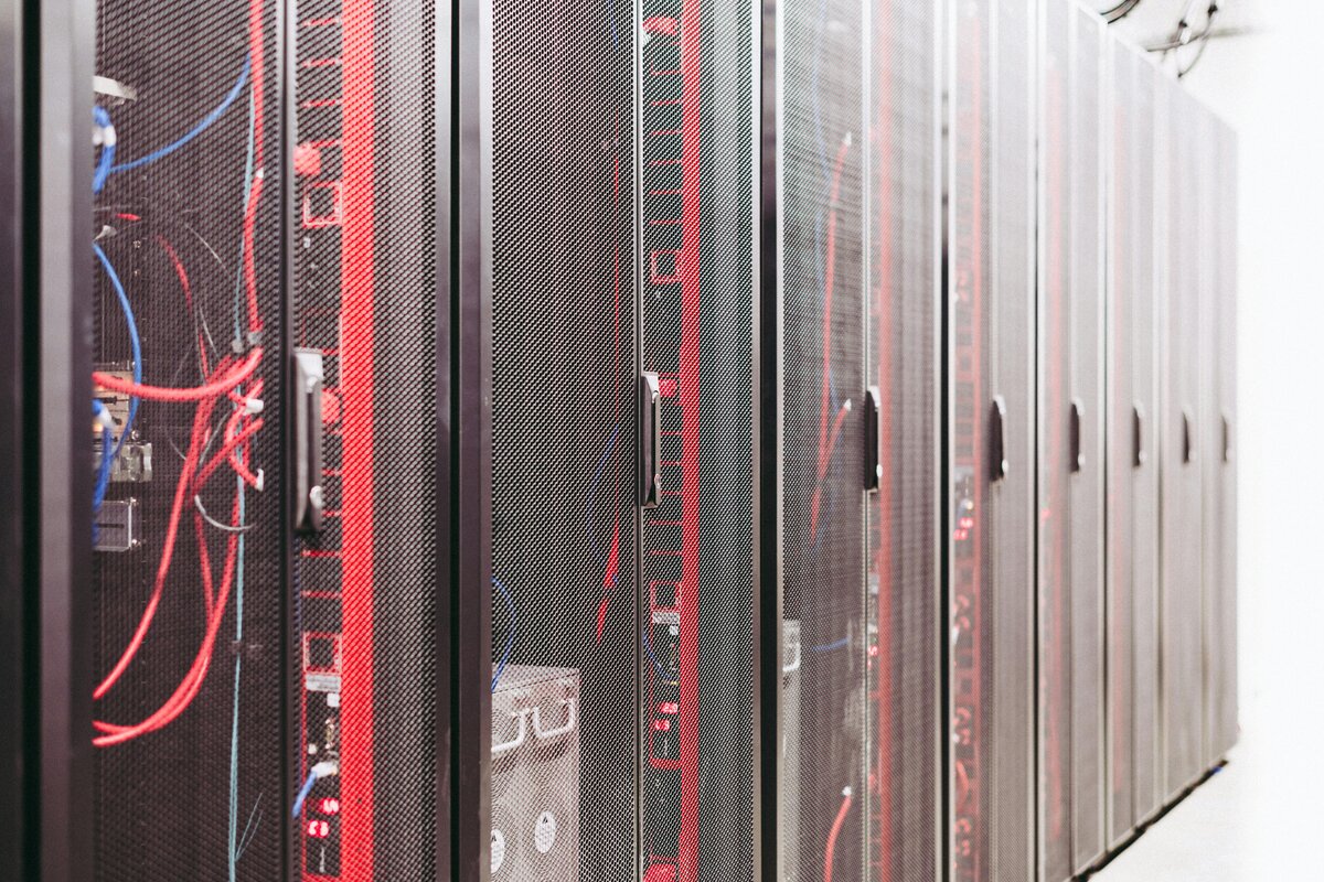 NAS-verkkoasema ja pilvipalvelun symboli rinnakkain